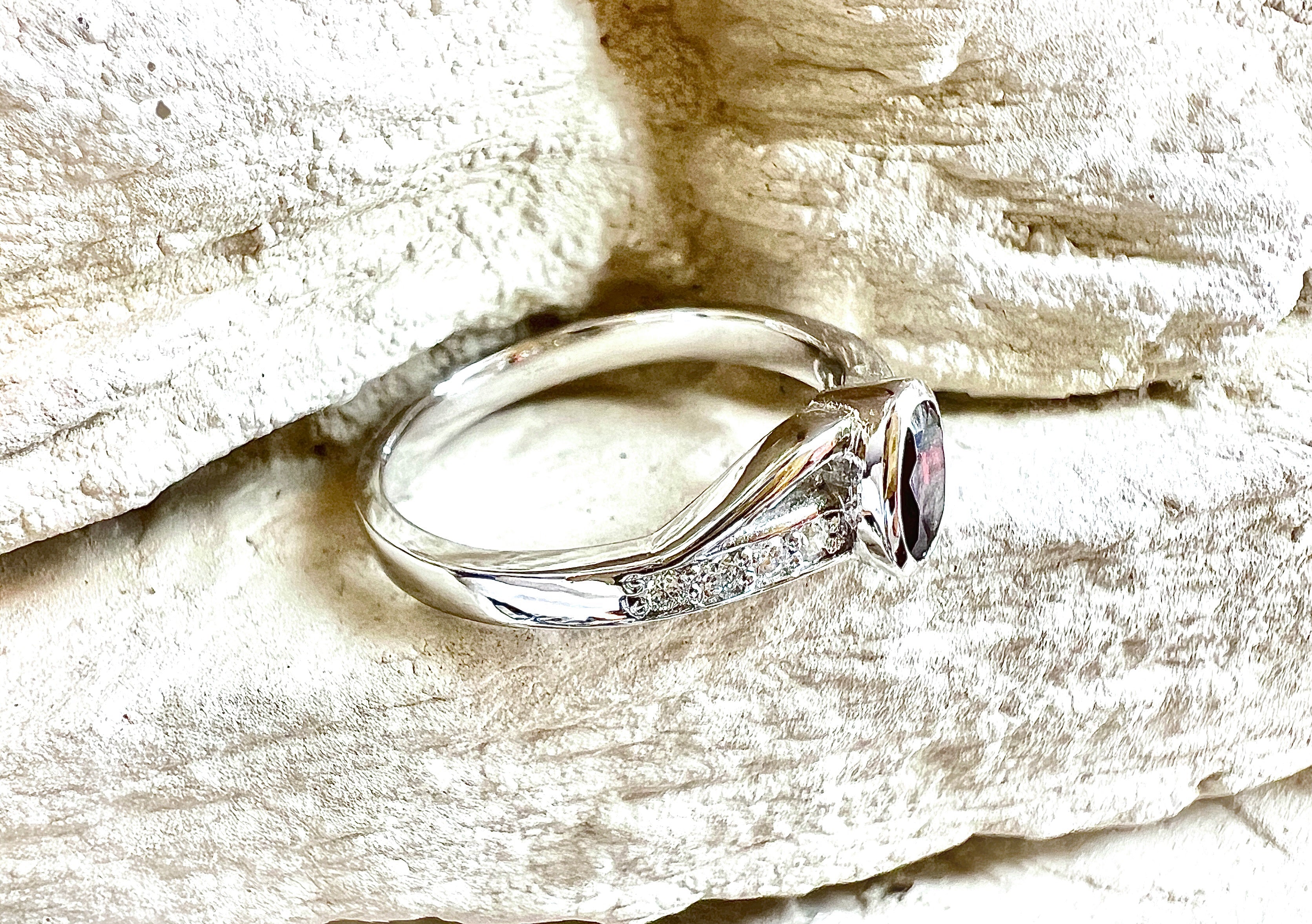 Luxus-Unikat Ring „Rotes Herz“ – Handgefertigt aus 585er Weißgold