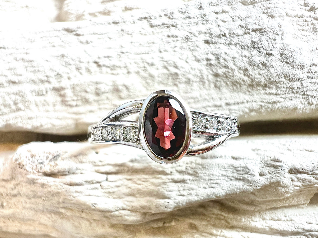 Luxus-Unikat Ring „Rotes Herz“ – Handgefertigt aus 585er Weißgold