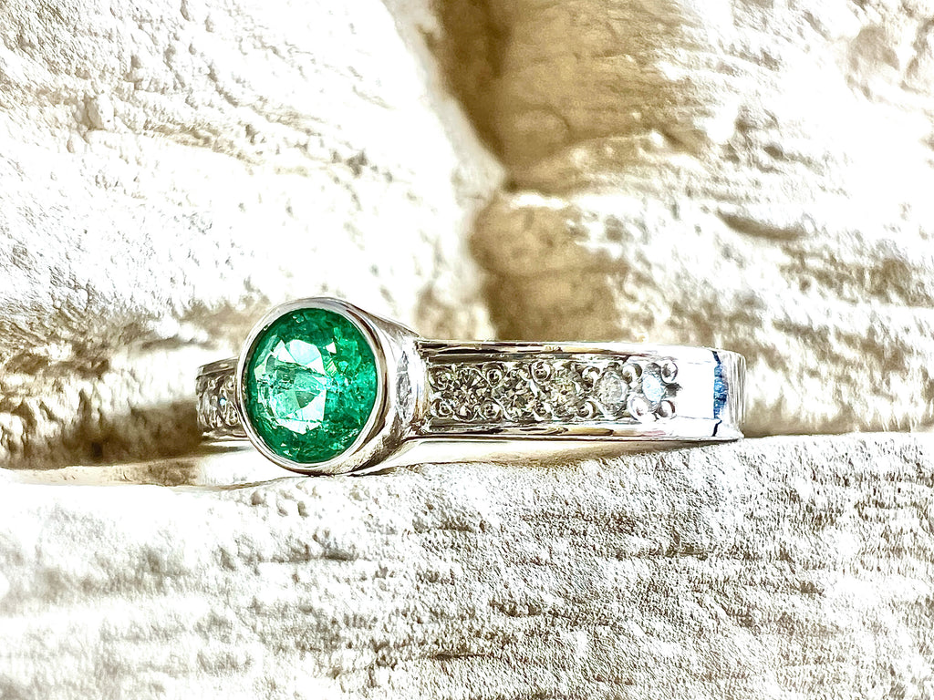 Luxus-Unikat Smaragdring / Verlobungsring „Emerald Glow“  – 585er Weißgold - Nr. 52 (12) - UNIKAT