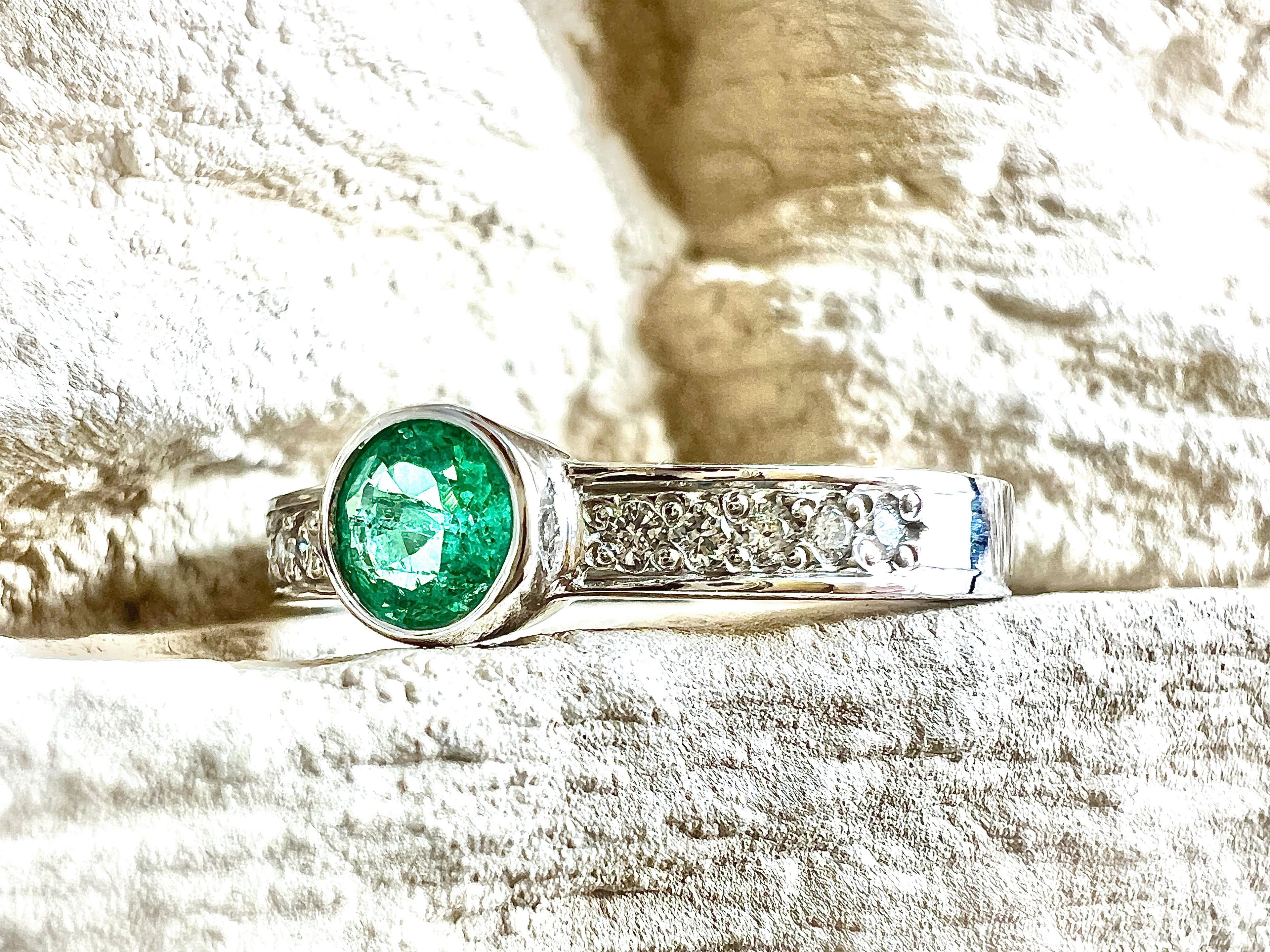 Luxus-Unikat Smaragdring / Verlobungsring „Emerald Glow“  – 585er Weißgold - Nr. 52 (12) - UNIKAT