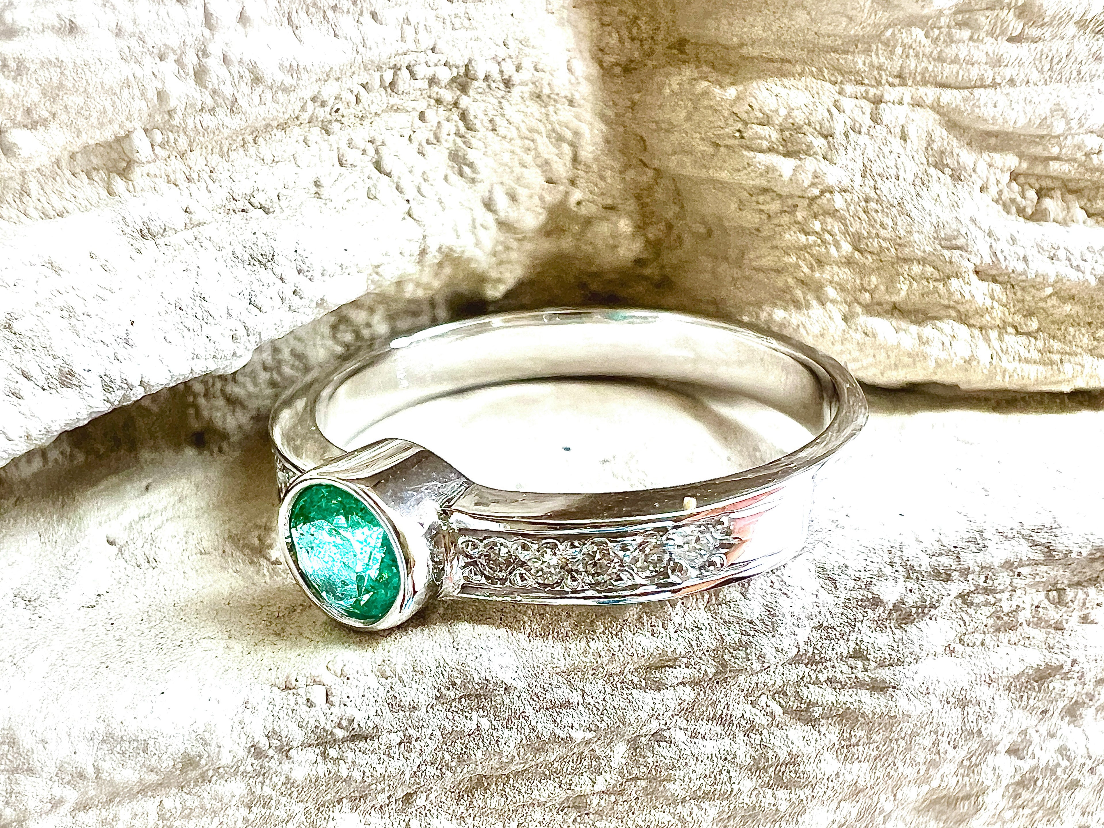 Luxus-Unikat Smaragdring / Verlobungsring „Emerald Glow“  – 585er Weißgold - Nr. 52 (12) - UNIKAT