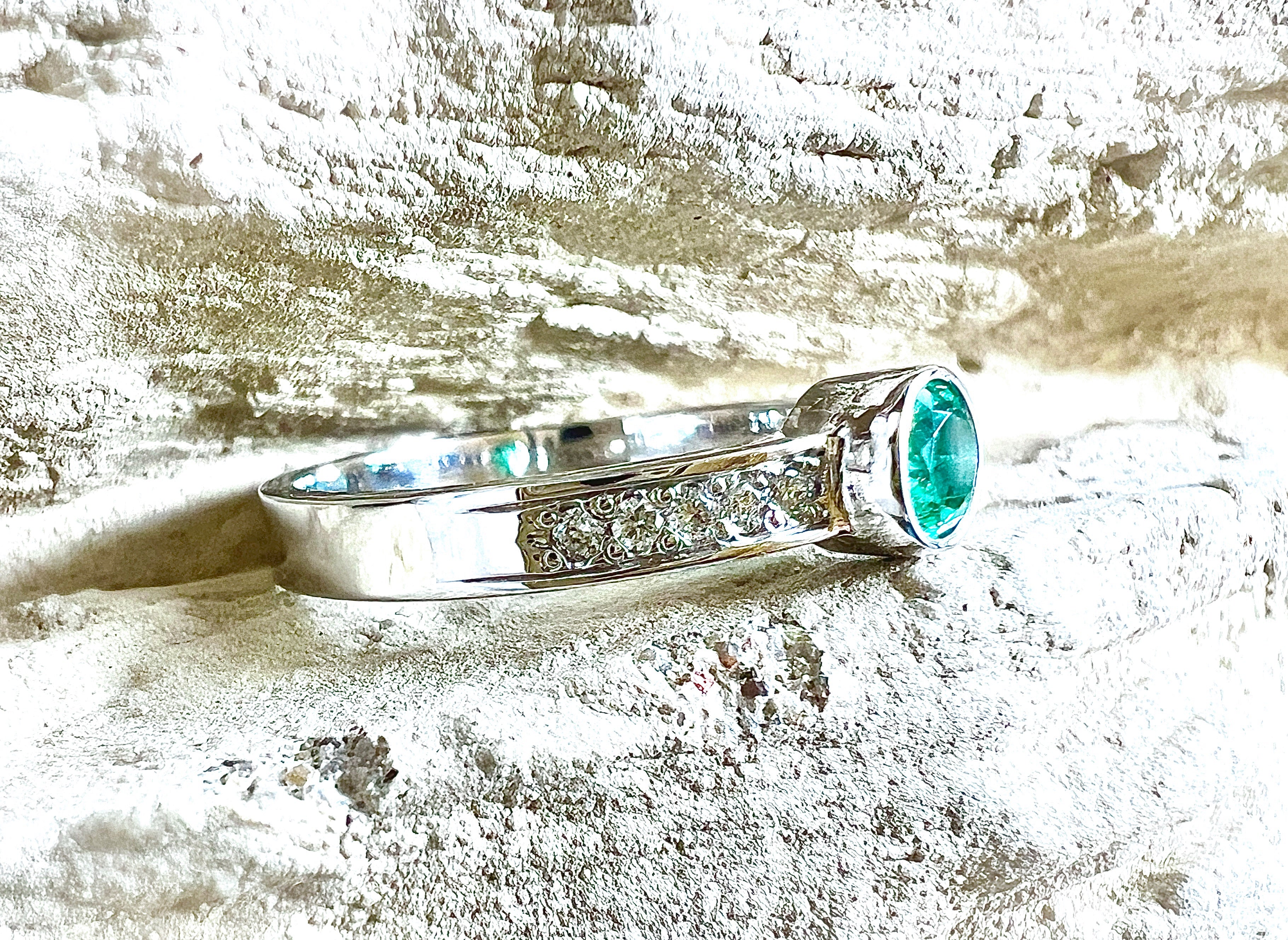 Luxus-Unikat Smaragdring / Verlobungsring „Emerald Glow“  – 585er Weißgold - Nr. 52 (12) - UNIKAT