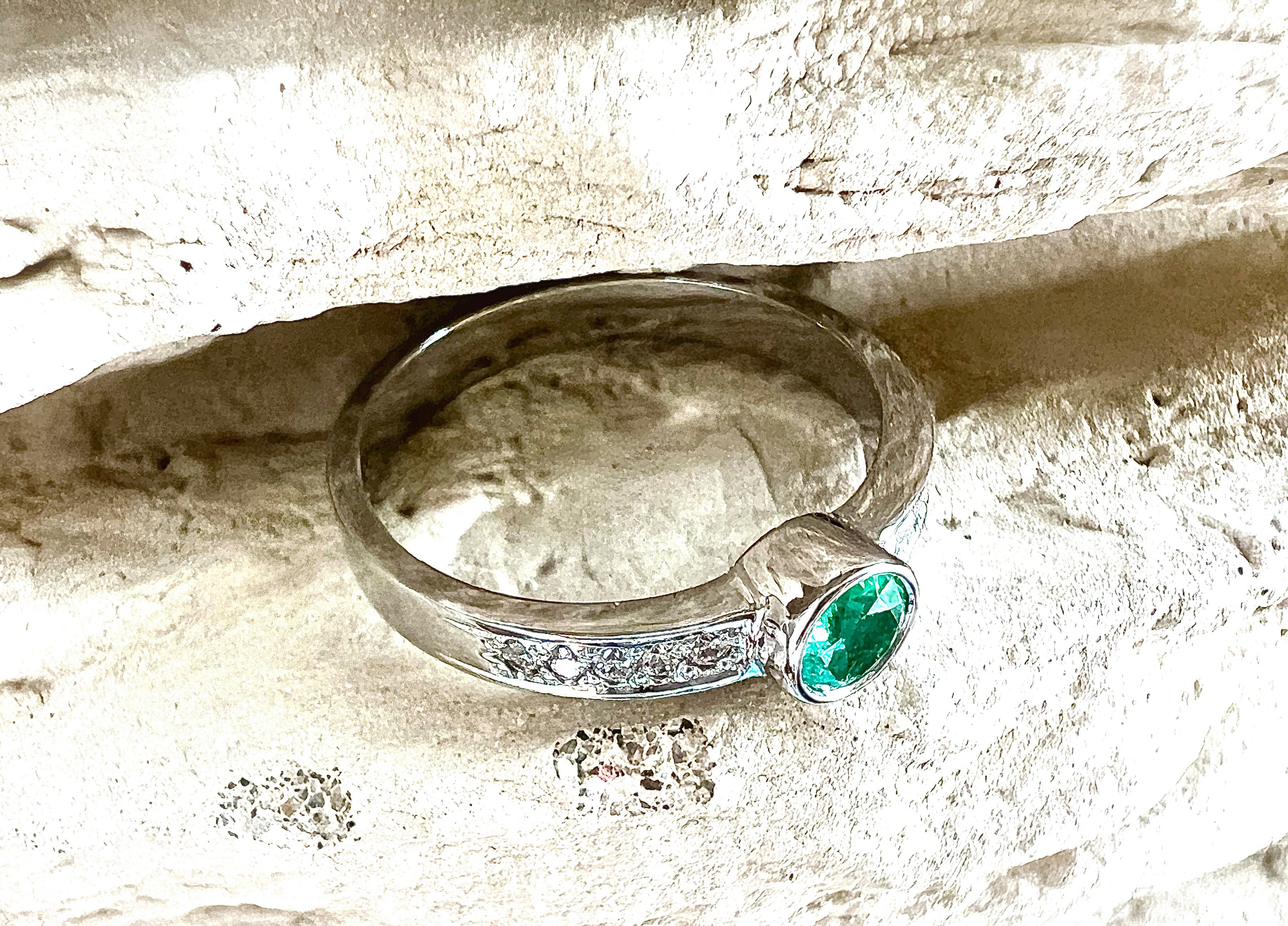 Luxus-Unikat Smaragdring / Verlobungsring „Emerald Glow“  – 585er Weißgold - Nr. 52 (12) - UNIKAT