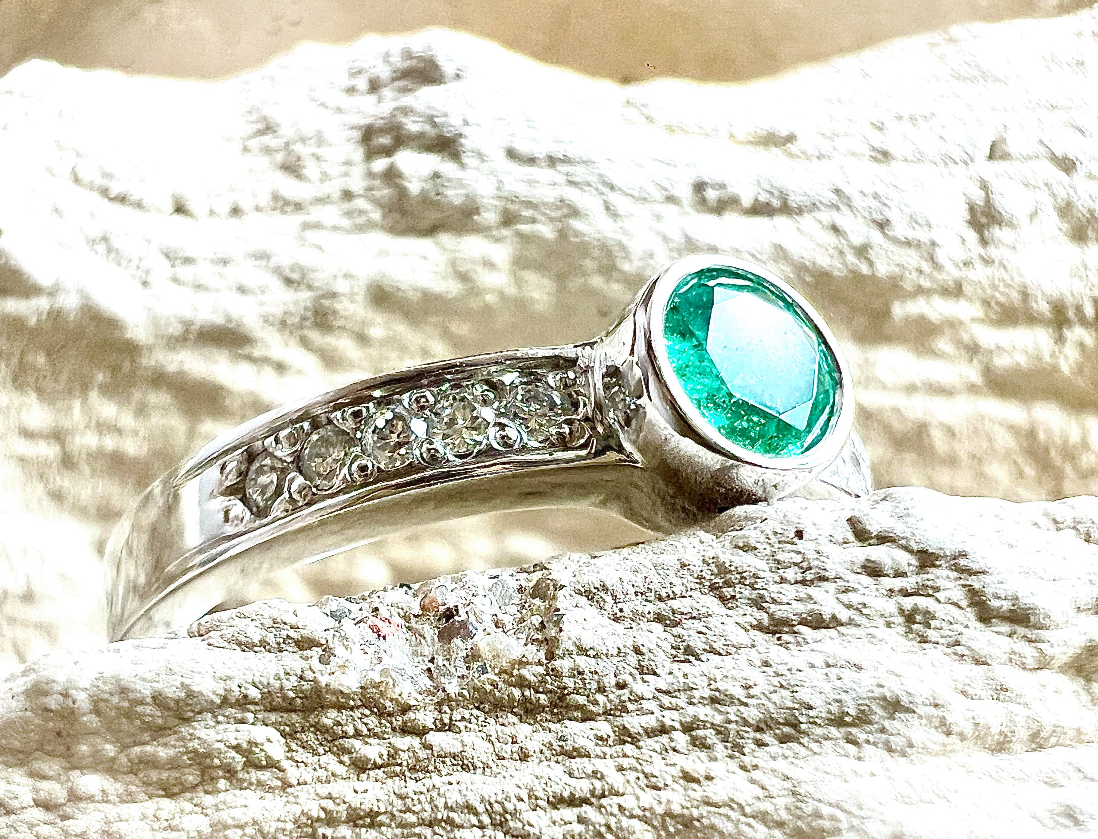 Luxus-Unikat Smaragdring / Verlobungsring „Emerald Glow“  – 585er Weißgold - Nr. 52 (12) - UNIKAT